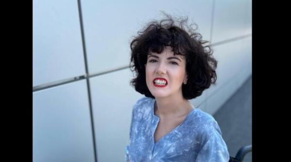 cersesc o plimbare spontana o privire ridicata un brat o palma pusa ntr o alta palma cersesc oameni zambete si case aeroporturi si orase mai cersesc o strada pe care nu am aratat o nimanui