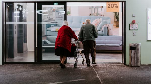 mircea cosea discutie cu doi varstnici intr un supermarket m a impresionat extraordinar acolo am ajuns video