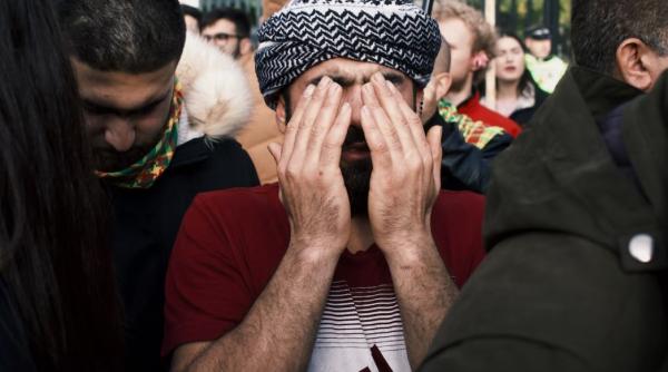 imagini emotionante cu o fetita din siria scoasa in viata de sub daramaturi sub privirile disperate ale tatalui ei video