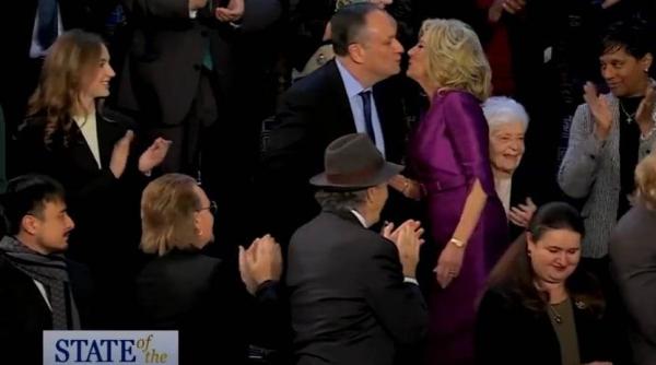 jill biden l a sarutat pe buze pe sotul vicepresedintei sua kamala harris video