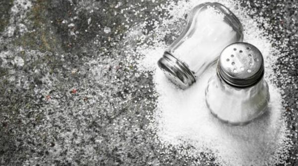 pune sare si cuisoare in fata usii de la intrare multe gospodine deja fac asta afla de ce