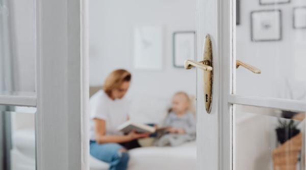 suntem romani dar nu prosti o familie din spania la un pas de a fi data afara din casa in care locuieste cu chirie ne a spus sa incalzim apa in soba ca si ea s a spalat asa cand era mica