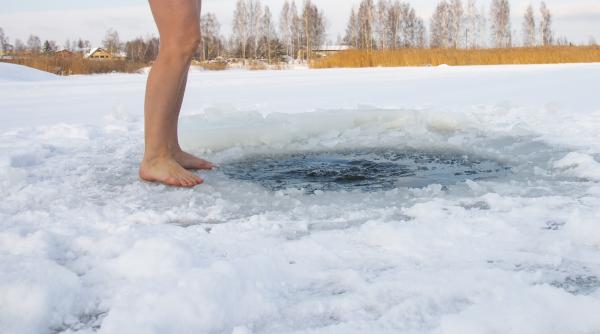 lectii de supravietuire in suedia elevii sar imbracati in apa rece ca gheata pentru a si testa limitele de rezistenta la frig