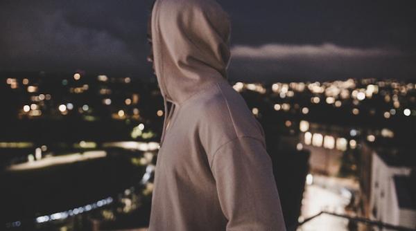 anunt trist despre adolescentul caruia i a fost replantata gamba a fost lovit de tren in timp ce asculta muzica la casti si se uita in telefon