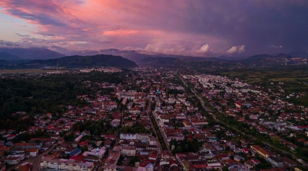 orasul din romania traversat de o falie tectonica extrem de periculoasa putina lume stie de marele cutremur care a avut loc aici foto