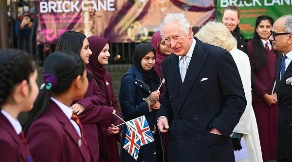 regele charles al iii lea surprins cu ciorapii rupti imaginile au devenit virale foto in articol