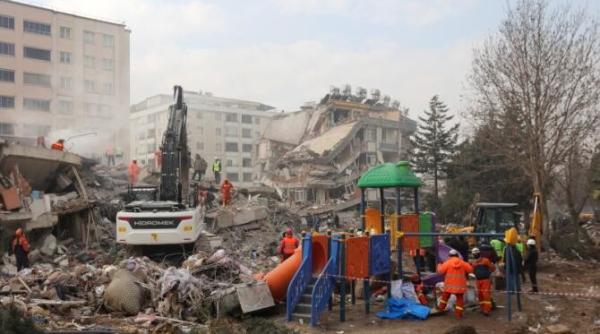 romanca din turcia despre calvarul prin care trec oamenii dupa cutremurele devastatoare stam cu sufletul la gura nu ne putem abtine sa nu plangem