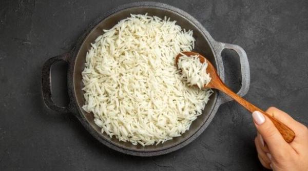 trucul bucatarilor asiatici pentru a preveni lipirea orezului de tigaie