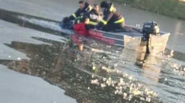 doi pusti de 14 si 16 ani salvati in ultimul moment din apele oltului dupa ce li s a spart gheata sub picioare