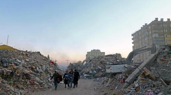 o femeie si un copil scosi vii de sub daramaturi dupa peste 150 de ore petrecute ingropati