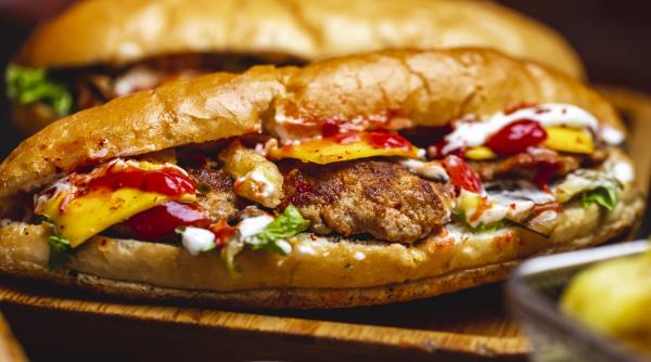 sandwich cu chiftele in stil american reteta perfecta pentru micul dejun