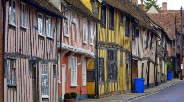 in acest oras toate casele sunt strambe si arata ca in desenele animate