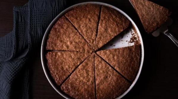 tarta dulce din resturi de paine se face in cinci minute si este foarte buna
