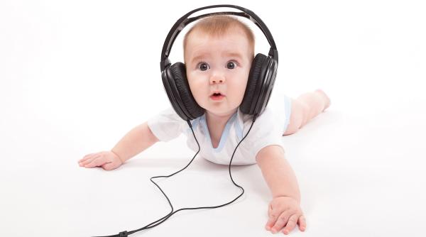 ce este zgomotul alb si cum ii poate ajuta pe bebelusi sa adoarma mai usor