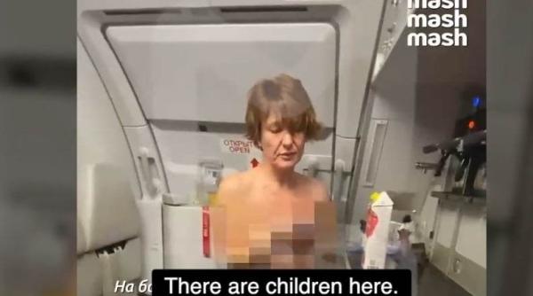 o scriitoare rusoaica si a dat bluza jos intr un avion apoi a muscat un membru al echipajului in timp ce incearca sa intre in cabina de pilotaj