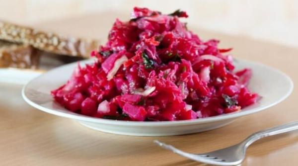 salata delicioasa de sfecla rosie si varza cu un dressing gustos