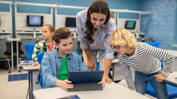 scoala de maine pachete complete pentru dotarea claselor de curs inclusiv cu display interactiv si echipamente digitale