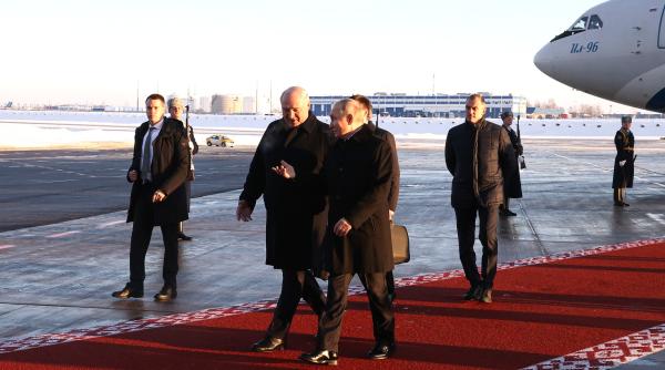 lukasenko l a invitat pe joe biden la minsk pentru pune capat razboiului si putin va veni iar noi trei ne vom intalni aici doi agresori si un presedinte iubitor de pace