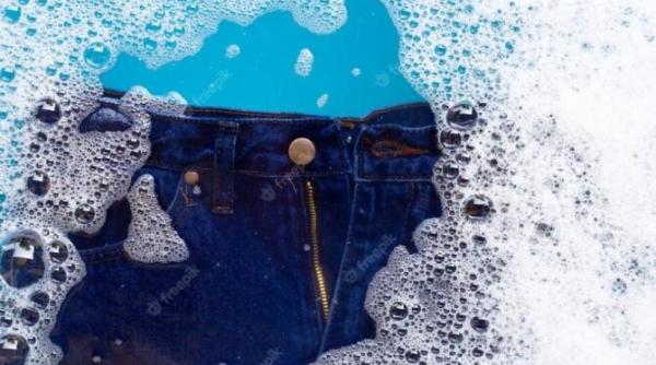 pune zahar pe blugi inainte de a i spala si vei evita o problema majora