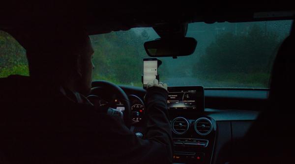 regula svaiterului si telefonul la volan chiar si cand avem hands free titi aur influente psihologice grave video