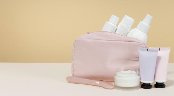 trusa de cosmetice pentru calatorii de ce produse ai cu adevarat nevoie si de care te poti lipsi