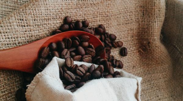 cel mai cunoscut cafegiu din bucuresti inainte de 1989 serviciile secrete aveau oamenii lor care aduceau cafea cruda din strainatate la sugestia mea video