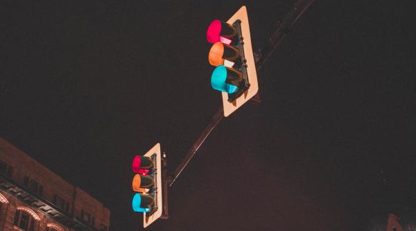 motivul pentru care semafoarele ar putea avea 4 culori in viitor