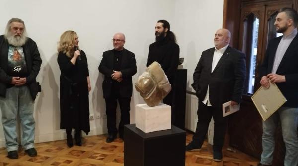 pietrele timpului expozitie cu sculpturi din piatra plamadite din lumina
