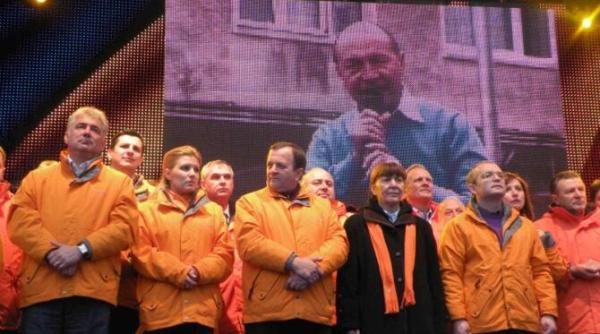 udrea spune ca soros l ar fi sunat pe basescu pentru a l ruga sa o sustina pe monica macovei la presedintia romaniei