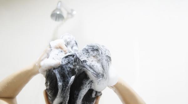 greselile pe care le faci atunci cand iti speli parul