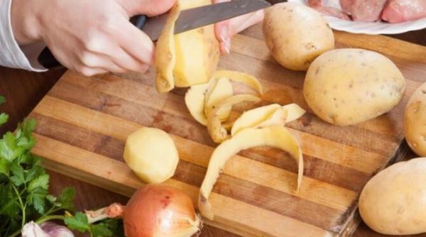 curata un cartof crud in 5 secunde trucul genial al bucatarilor pentru a economisi timp