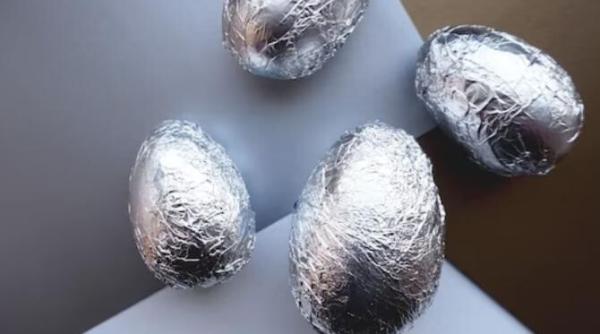 pune trei bile de staniol in rezervorul vasului de toaleta sfatul genial al gospodinelor cu experienta