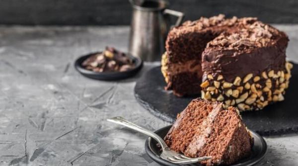 tort ferrero rocher cu ciocolata si alune un desert rafinat surprinde ti persoane iubita de dragobete