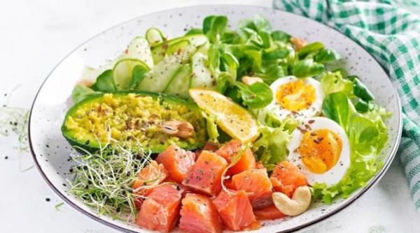 fulgi de ovaz cu ton ou si avocado o reteta simpla si satioasa pentru micul dejun