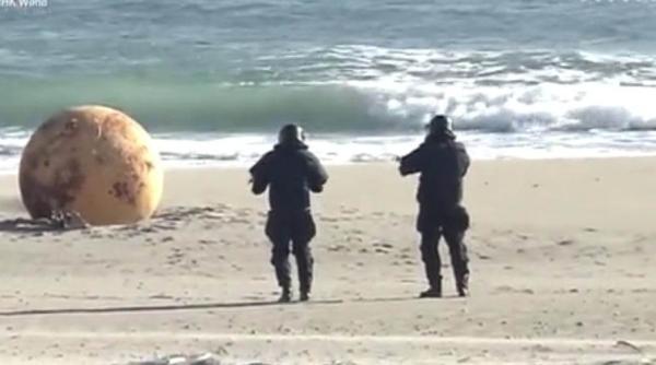 sfera metalica misterioasa descoperita pe o plaja din japonia ce ar fi de fapt oamenii erau convinsi ca este oul lui godzilla video