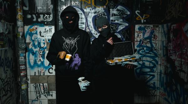 hotii si tehnica lipiciului aveti grija daca ati observat acest semn