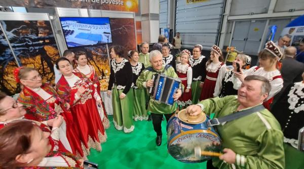 judetul tulcea la targul de turism al romaniei vizitatorii invitati la un spectacol oferit de ansamblurile juravelli din jurilovca si landas din sarichioi
