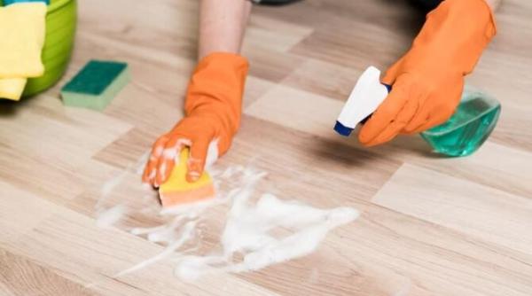 pune pasta de dinti in apa cu care stergi podelele