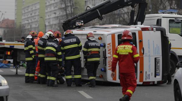 ambulanta rasturnata langa pasajul unirii galerie foto