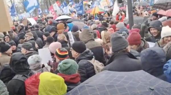 proteste in germania sa ne ridicam pentru pace zeci de mii de oameni cer negocieri de pace rusia ucraina in locul livrarilor de arme