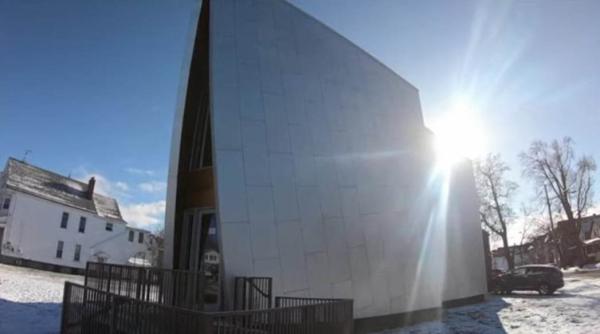 un barbat si a proiectat casa visurilor sale la varsta de 84 de ani este triunghiulara si se vinde cu 760 000 de dolari cum arata video in articol