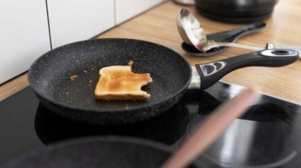 ingredientul care elimina imediat grasimea arsa de pe oale si tigai costa mai putin de 5 lei