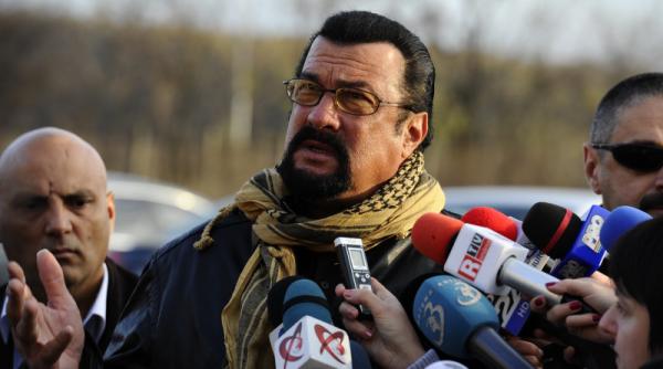 putin il decoreaza pe actorul american steven seagal cu ordinul prieteniei