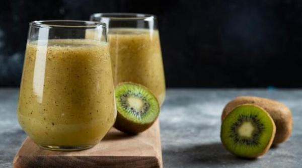 sucul de kiwi incetineste imbatranirea o portie pe zi este suficienta