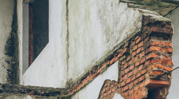 marturiile scutureilor din cel mai mare bloc cu bulina rosie din bucuresti dumnezeu stie ce e pe dedesubt l au construit cica pentru americani acum saracul n ar mai rezista