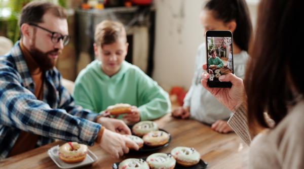 franta isi propune sa protejeze copiii de parintii care impartasesc fotografii online