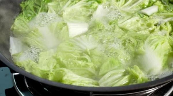 nu aruncai niciodata apa in care a fiert varza vei fi surprins sa afli ce poti face cu ea