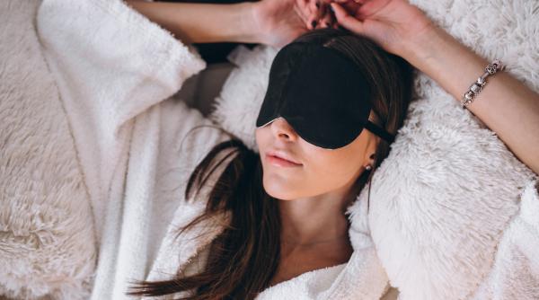 purtarea unei masti de ochi in timpul somnului poate avea beneficii surprinzatoare pentru memorie
