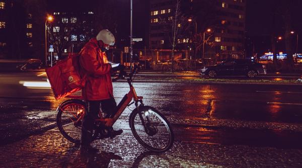 un curier prins de politisti cu o mumie in cutia frigorifica ce voia sa faca cu ea video in articol