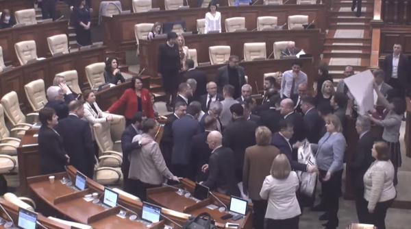 imbranceli in parlamentul republicii moldova la prezentarea proiectului privind inlocuirea limbii moldovenesti cu limba romana video